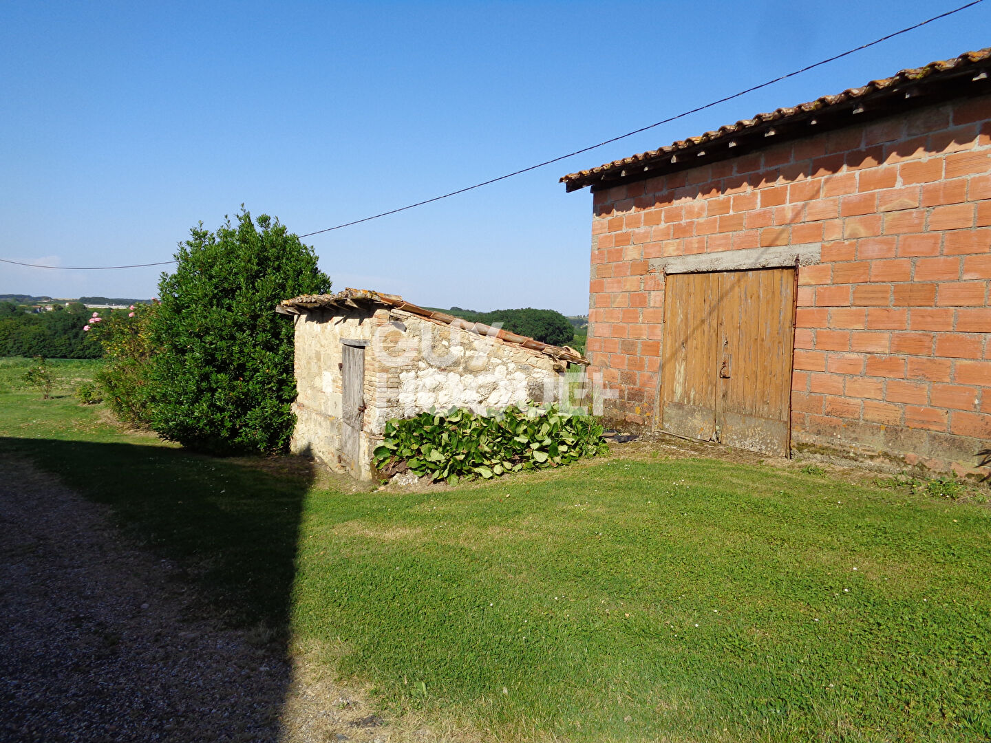 Ancien corps de ferme à rénover à la campagne