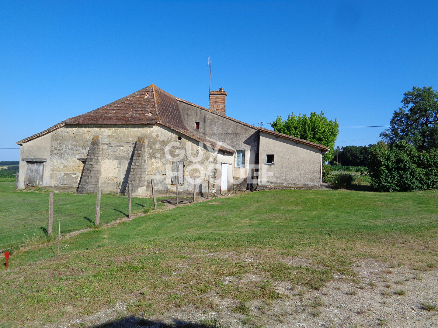 Ancien corps de ferme à rénover à la campagne