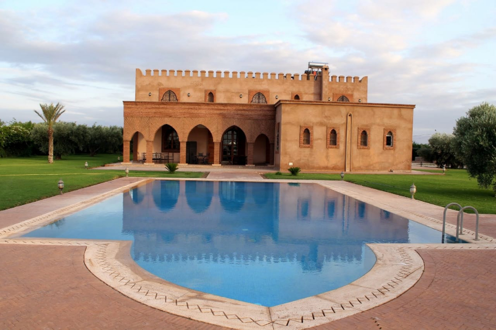 À vendre, maison de 895 m², sur  route du barage lalla Takerkouste