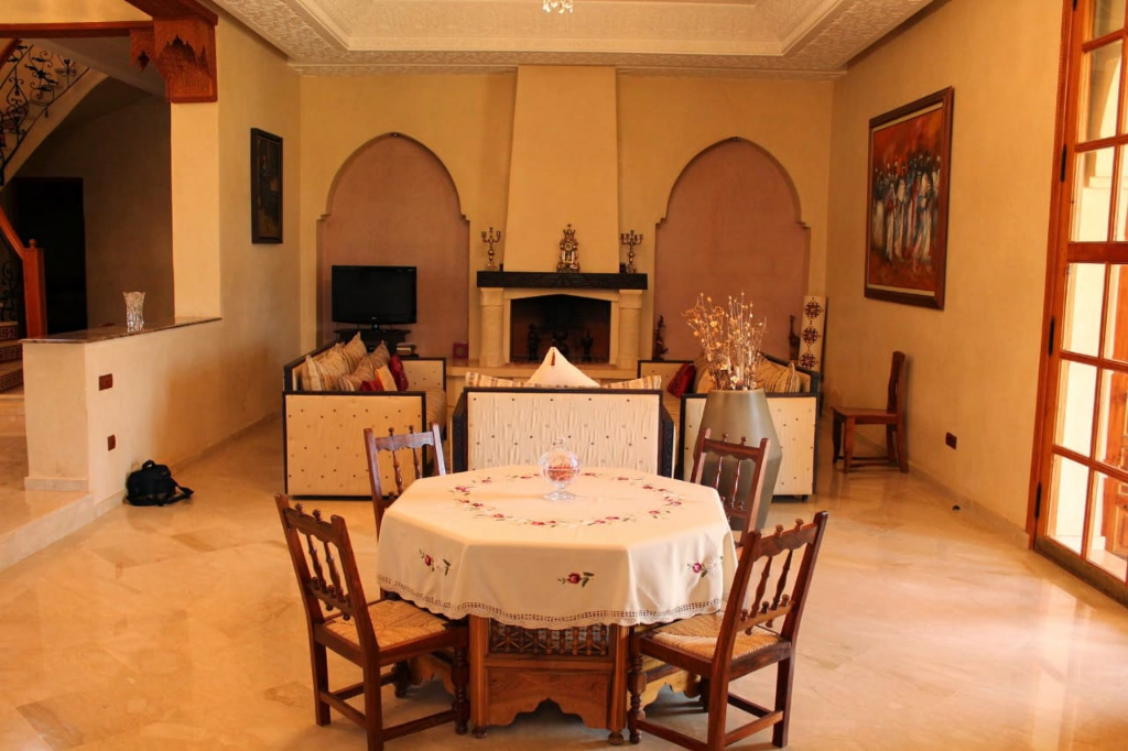 À vendre, maison de 895 m², sur  route du barage lalla Takerkouste