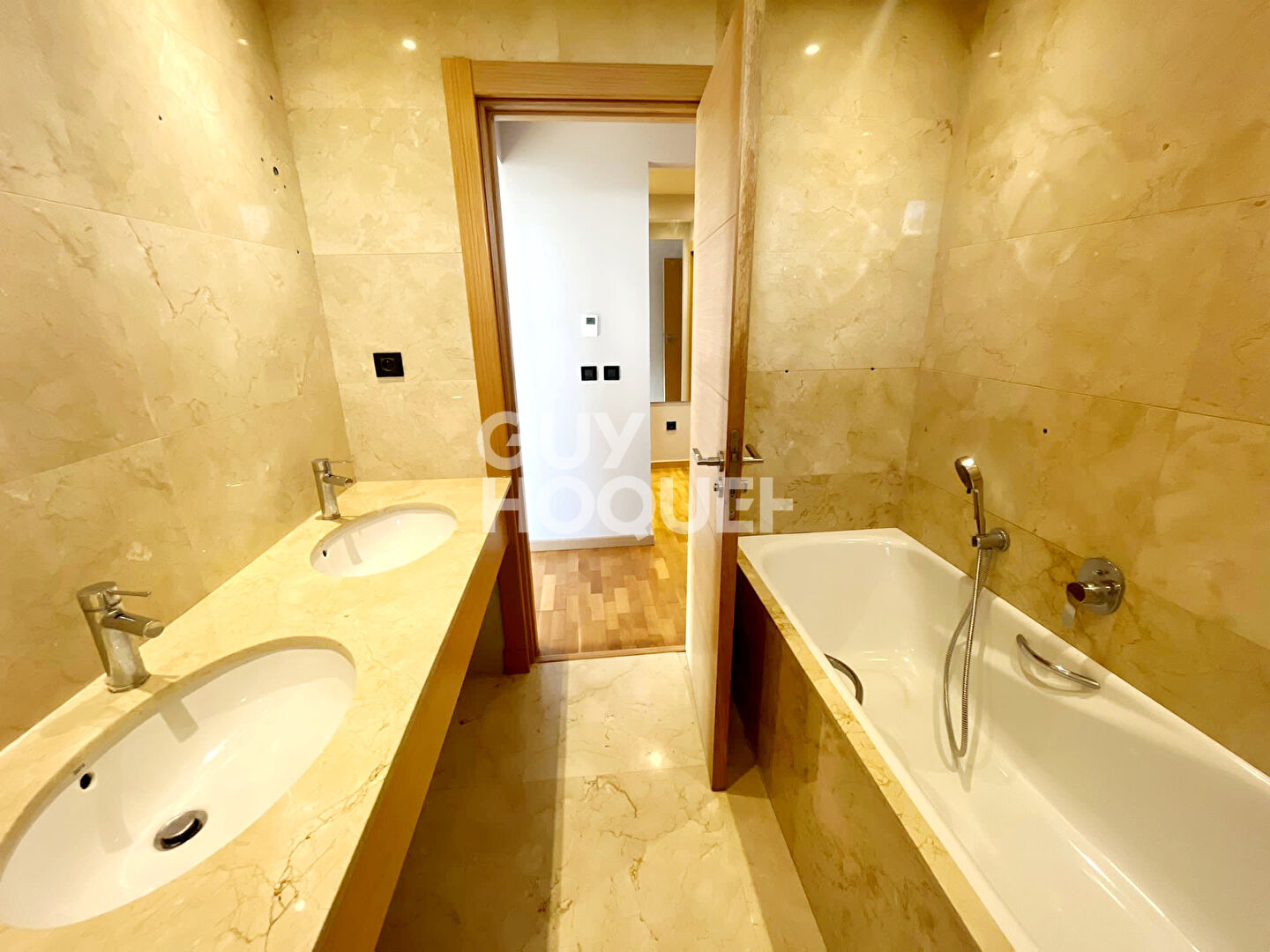 Appartement Bouskoura ensoleillé avec Vue sur Golf 199 m2 titrés