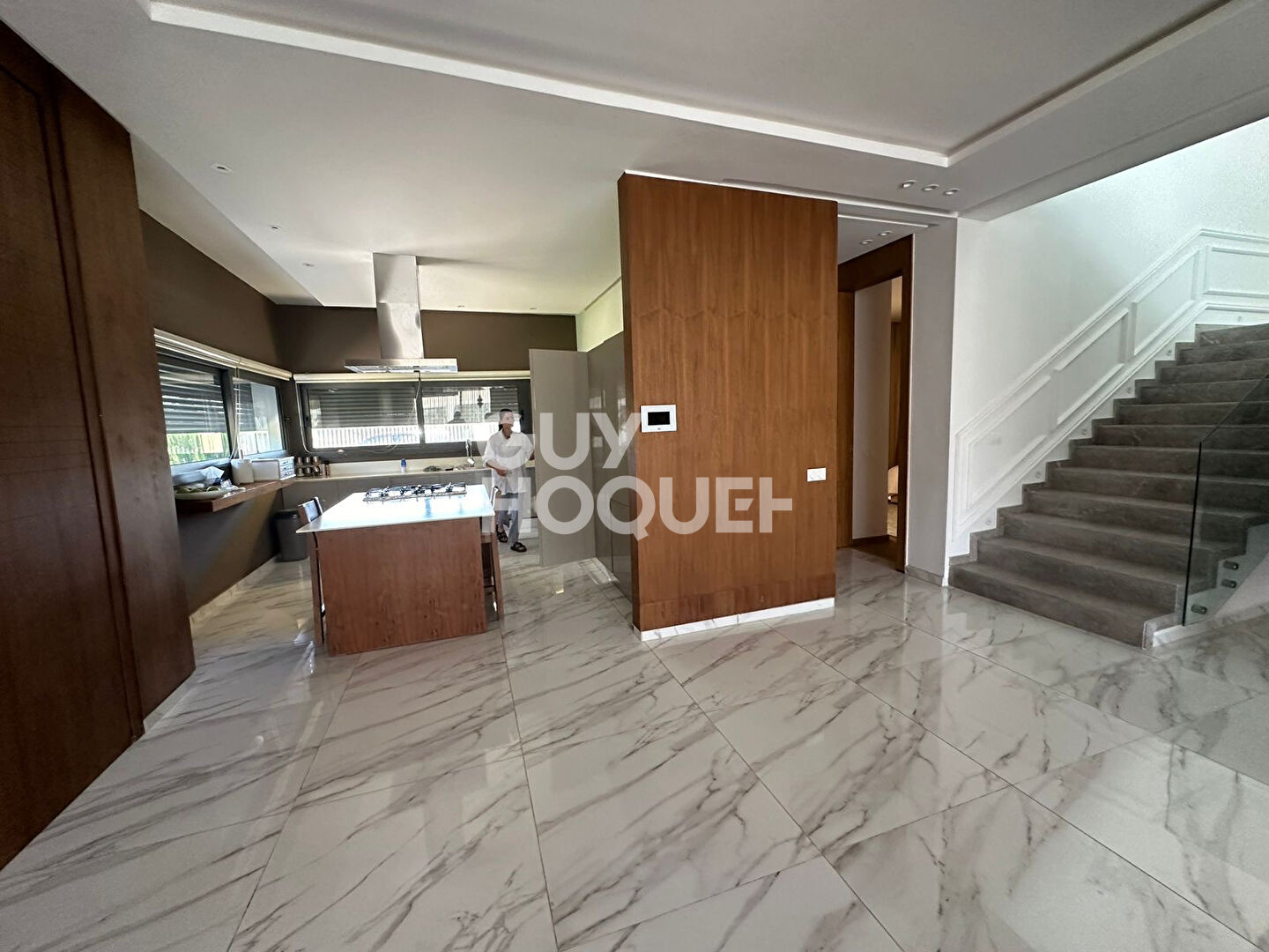 ACHAT-VENTE : MAISON 7 PIÈCES AU CALME - AVEC PISCINE