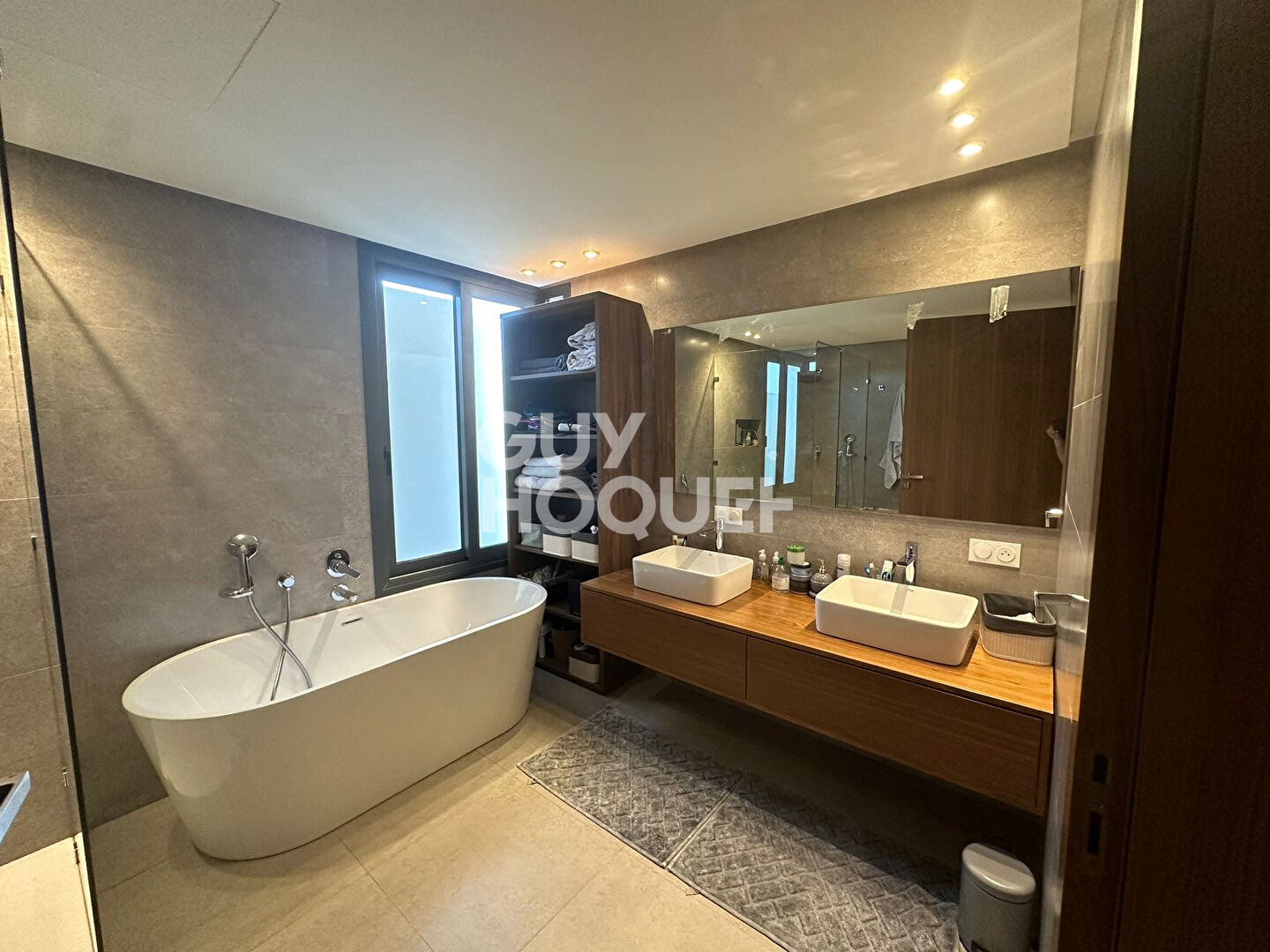 ACHAT-VENTE : MAISON 7 PIÈCES AU CALME - AVEC PISCINE