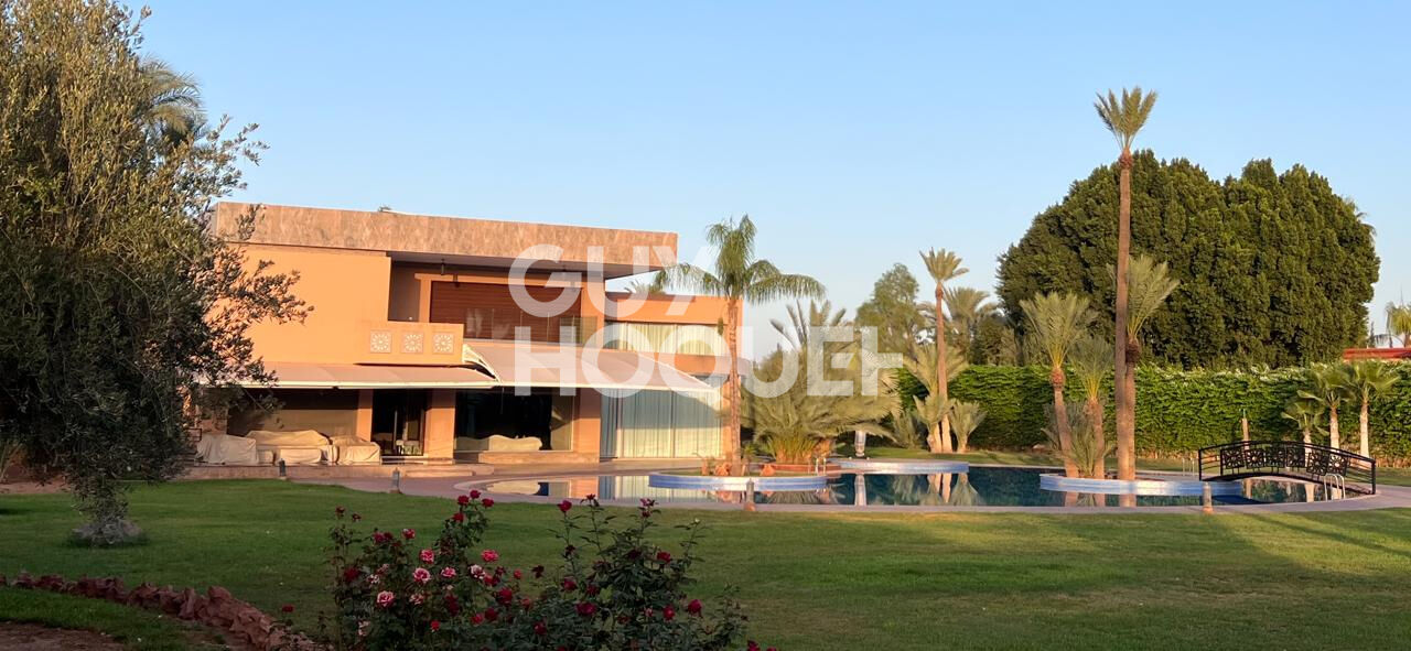 Achat/Vente A vendre Villa sur 1ha de terrain et 1394 m2 habitable PALMERAIE.