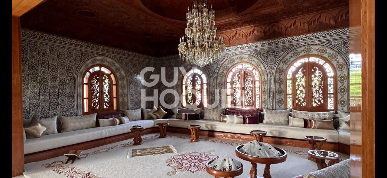 Achat/Vente A vendre Villa sur 1ha de terrain et 1394 m2 habitable PALMERAIE.