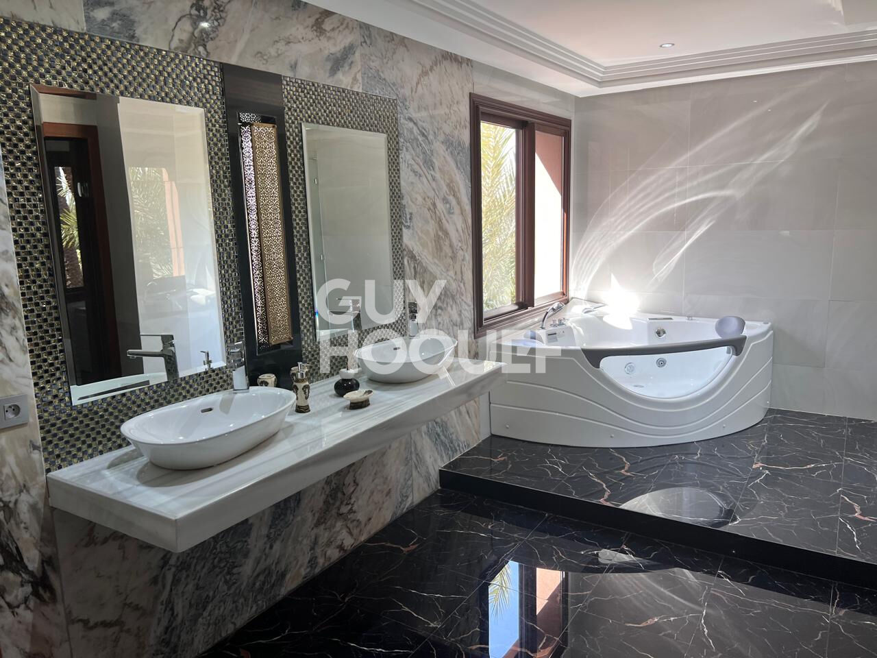 Achat/Vente A vendre Villa sur 1ha de terrain et 1394 m2 habitable PALMERAIE.