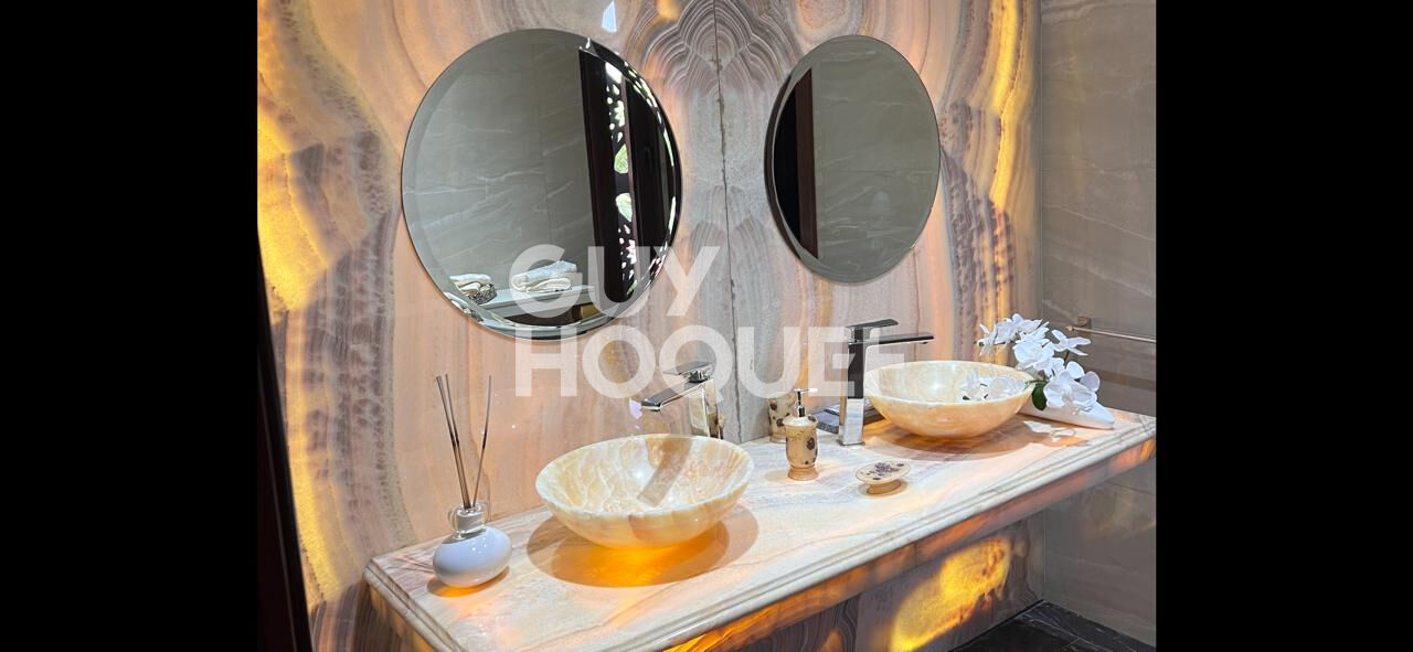 Achat/Vente A vendre Villa sur 1ha de terrain et 1394 m2 habitable PALMERAIE.