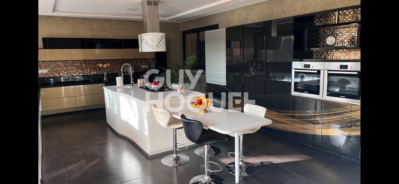 Achat/Vente A vendre Villa sur 1ha de terrain et 1394 m2 habitable PALMERAIE.