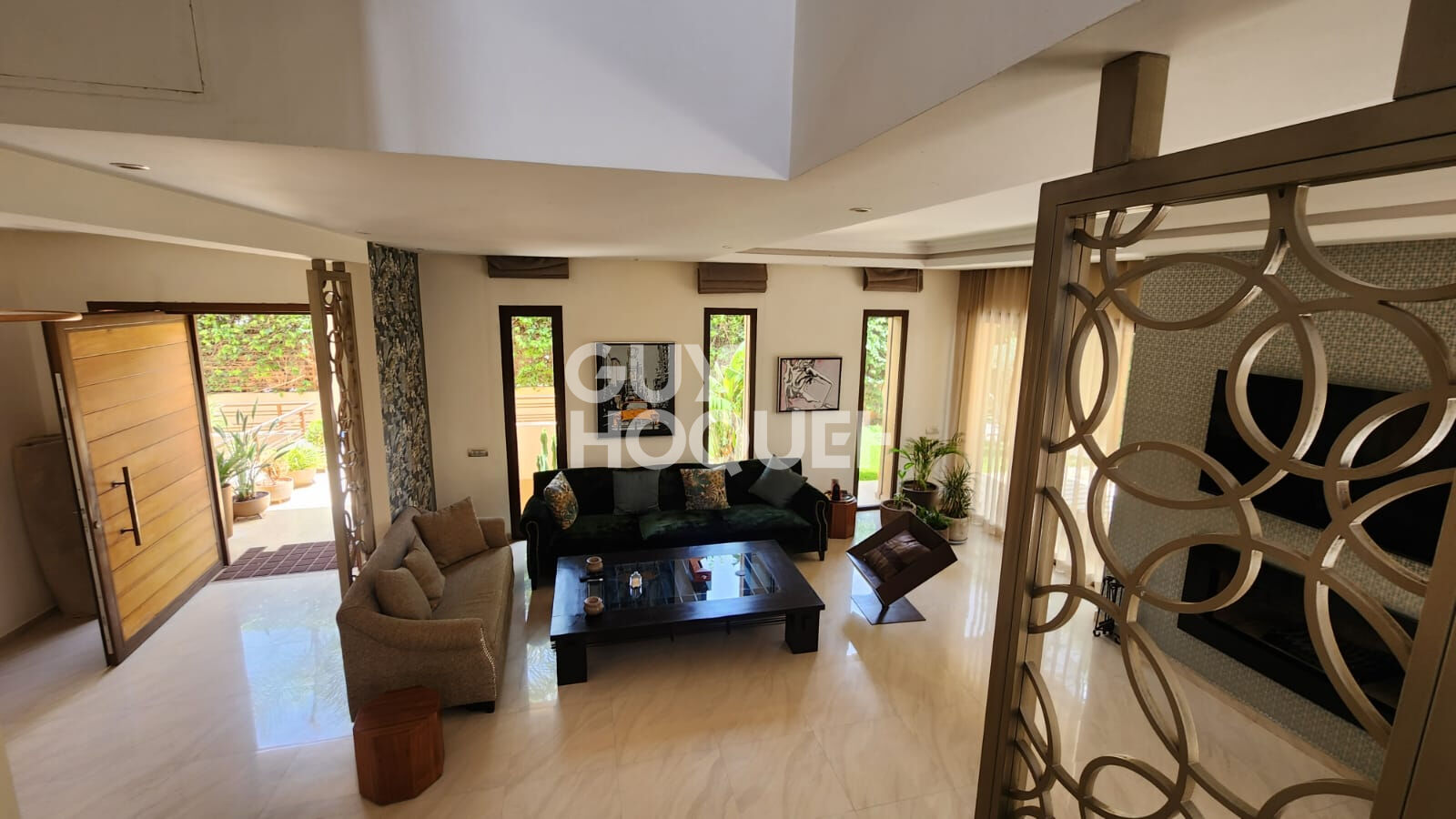 Achat/Vente  TARGA VILLA TYPE 8 AVEC JARDIN ET PISCINE .