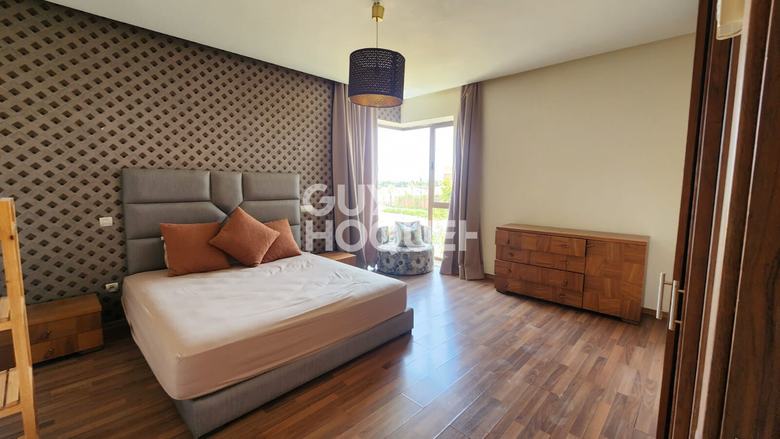 Achat/Vente  TARGA VILLA TYPE 8 AVEC JARDIN ET PISCINE .