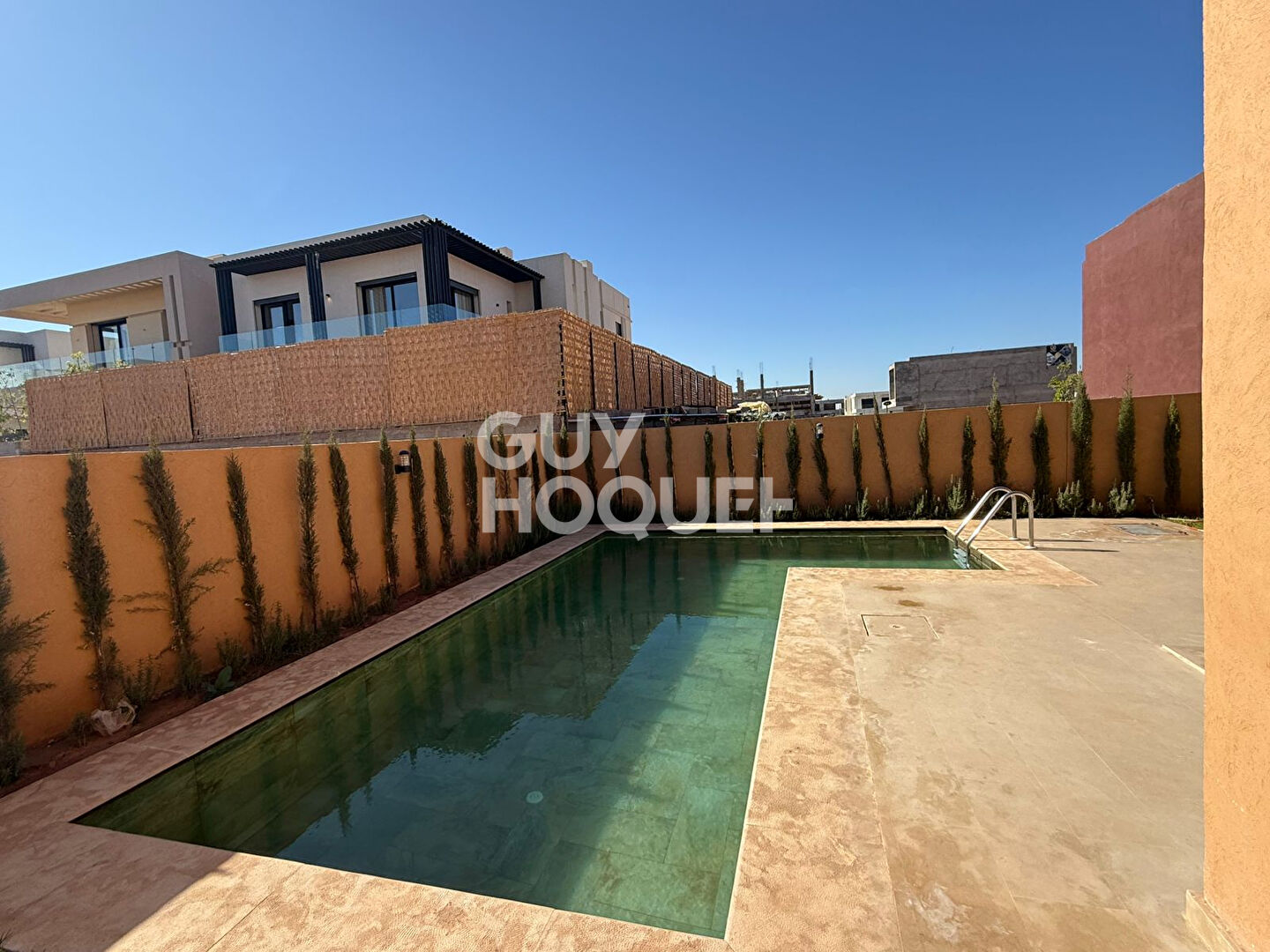 À vendre : villa de 400 m² composée de 6 chambres, située sur la Route de l'Ourika