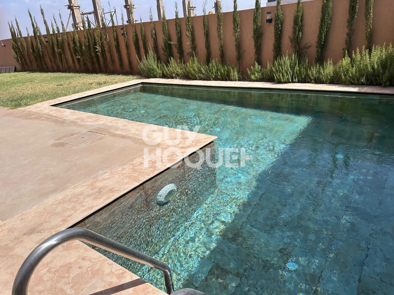 Achat/Vente Villa neuve à vendre à Marrakech - Route de l'Ourika, 6 chambres, piscine, garage double