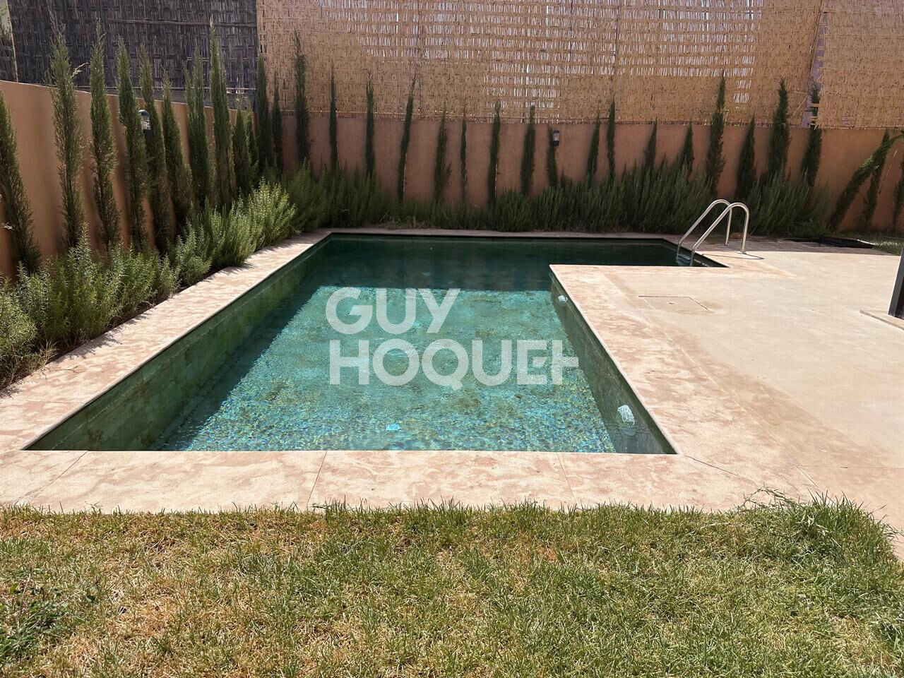 Achat/Vente Villa neuve à vendre à Marrakech - Route de l'Ourika, 6 chambres, piscine, garage double