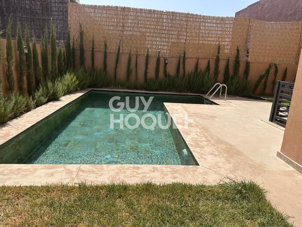 Achat/Vente Villa neuve à vendre à Marrakech - Route de l'Ourika, 6 chambres, piscine, garage double