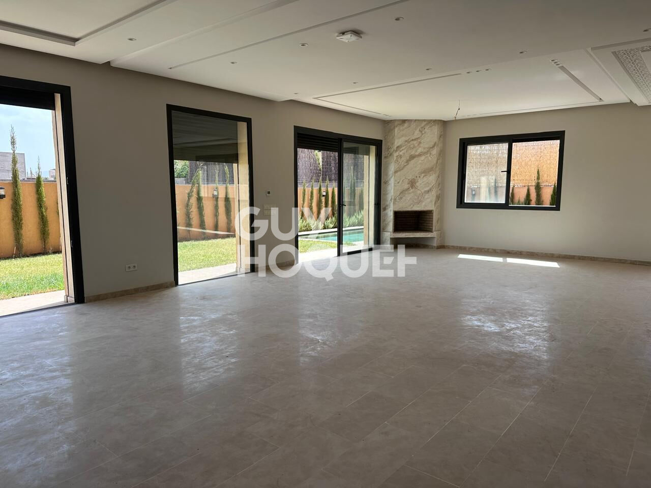 Achat/Vente Villa neuve à vendre à Marrakech - Route de l'Ourika, 6 chambres, piscine, garage double