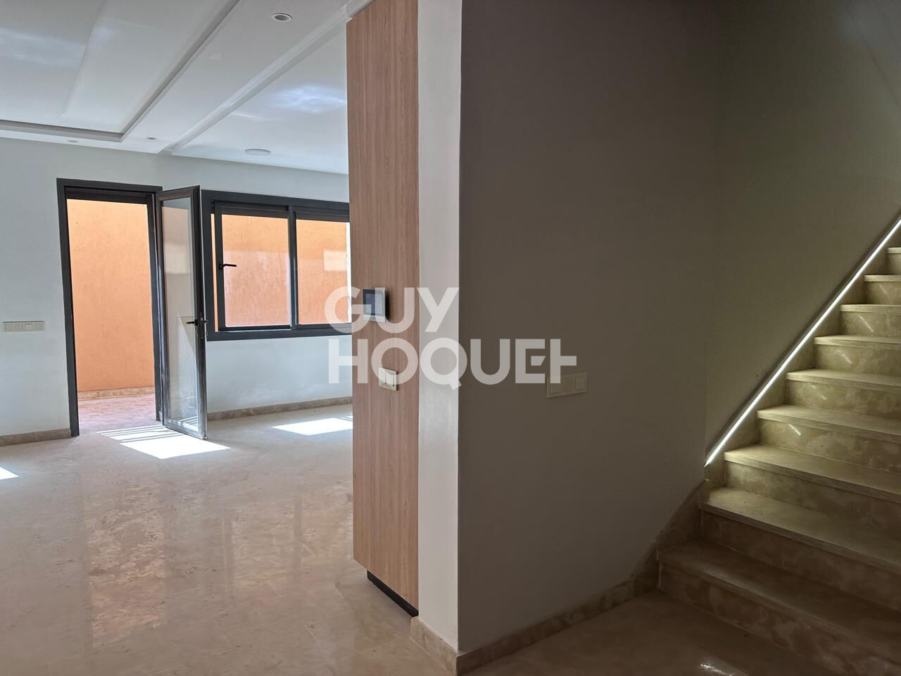 Achat/Vente Villa neuve à vendre à Marrakech - Route de l'Ourika, 6 chambres, piscine, garage double