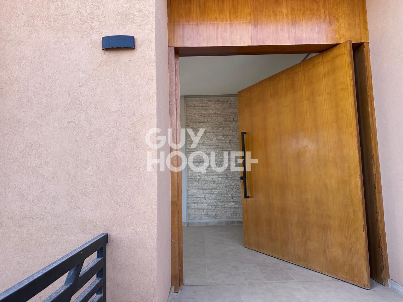Achat/Vente Villa neuve à vendre à Marrakech - Route de l'Ourika, 6 chambres, piscine, garage double