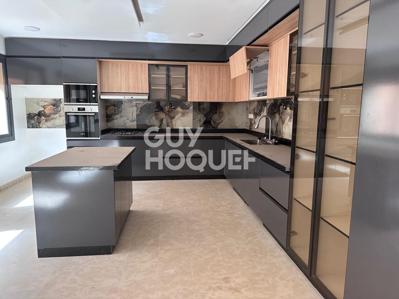 Achat/Vente Villa neuve à vendre à Marrakech - Route de l'Ourika, 6 chambres, piscine, garage double