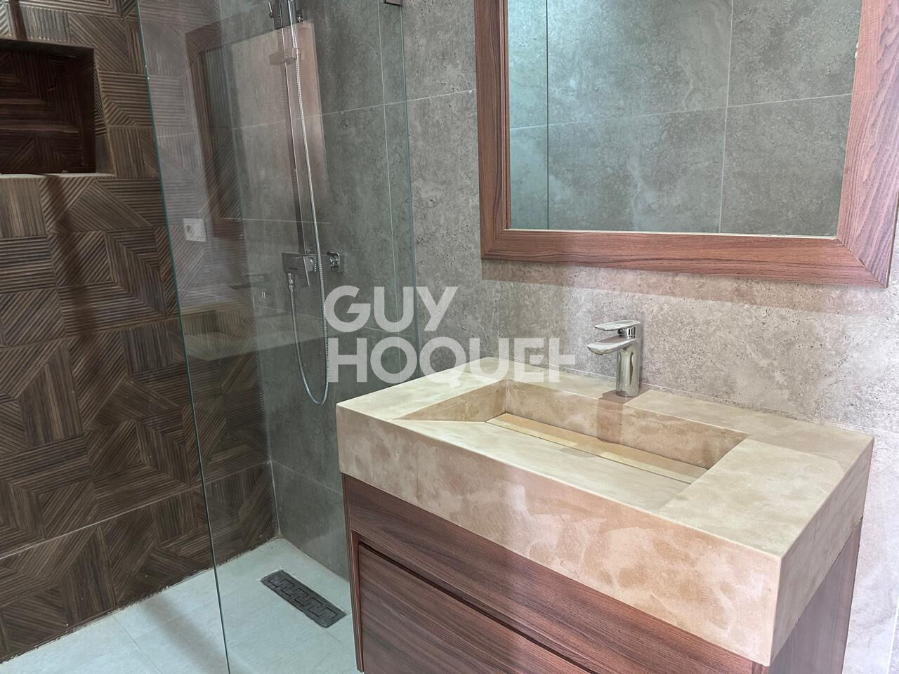 Achat/Vente Villa neuve à vendre à Marrakech - Route de l'Ourika, 6 chambres, piscine, garage double