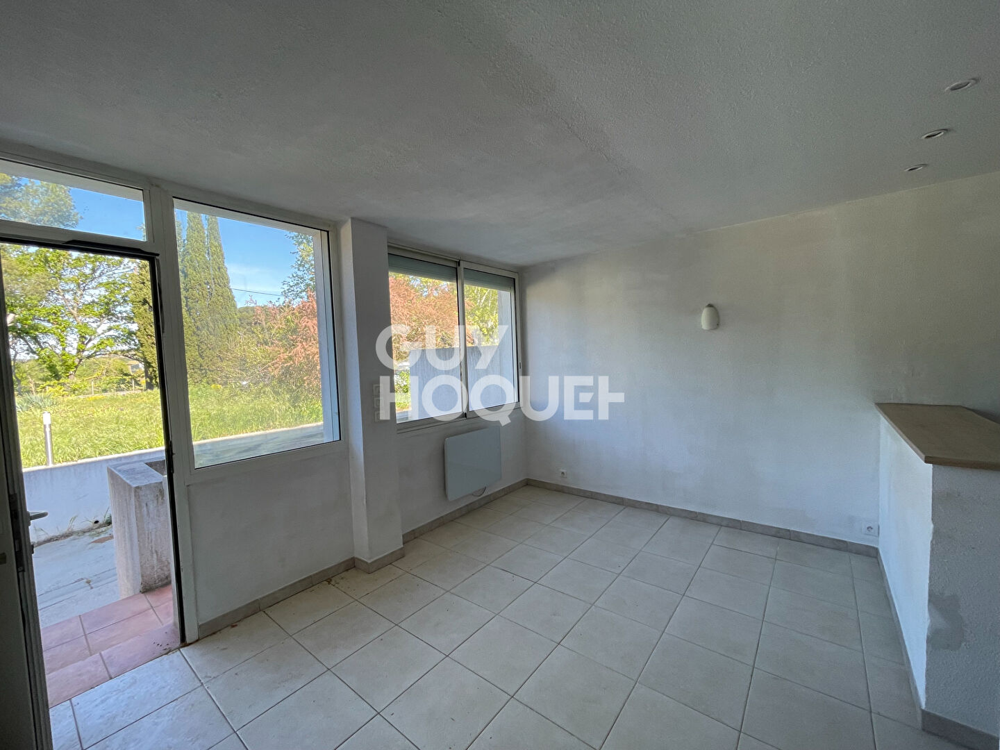 STUDIO CHATEAUNEUF LE ROUGE TERRASSE PARKING 30 M²
