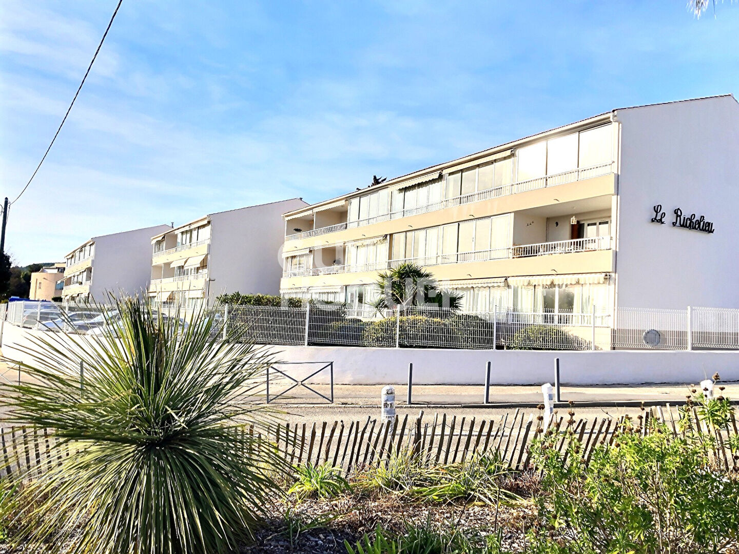 A VENDRE Appartement  2 pièces de  40 m2  AVEC UNE PLACE DE PARKING  BANDOL 83150