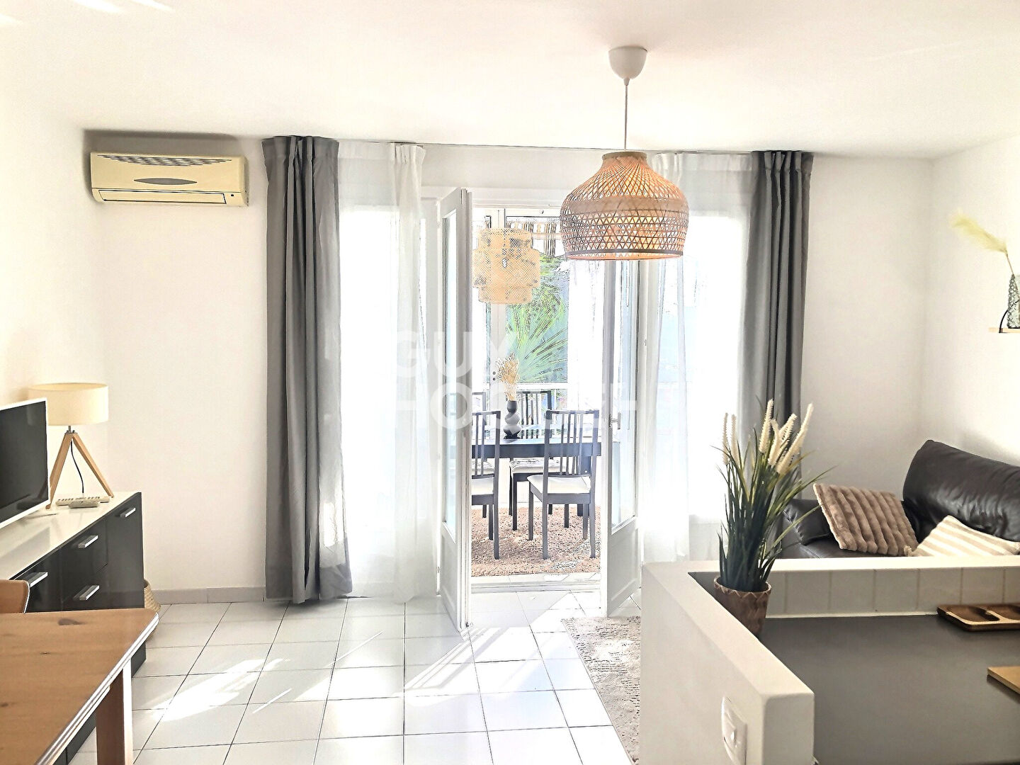 A VENDRE Appartement  2 pièces de  40 m2  AVEC UNE PLACE DE PARKING  BANDOL 83150