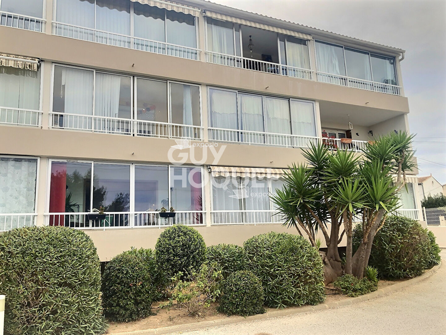 A VENDRE Appartement  2 pièces de  40 m2  AVEC UNE PLACE DE PARKING  BANDOL 83150