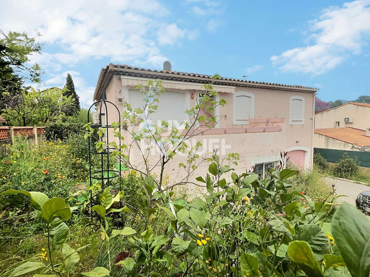A VENDRE  MAISON INDIVIDUELLE  DE 4 /5 PIECES  AVEC BOX EN SOUS SOL  ET CAVE SUR UN TERRAIN DE 428M²  QUARTIER LES TROIS LUCS  13012  MARSEILLE