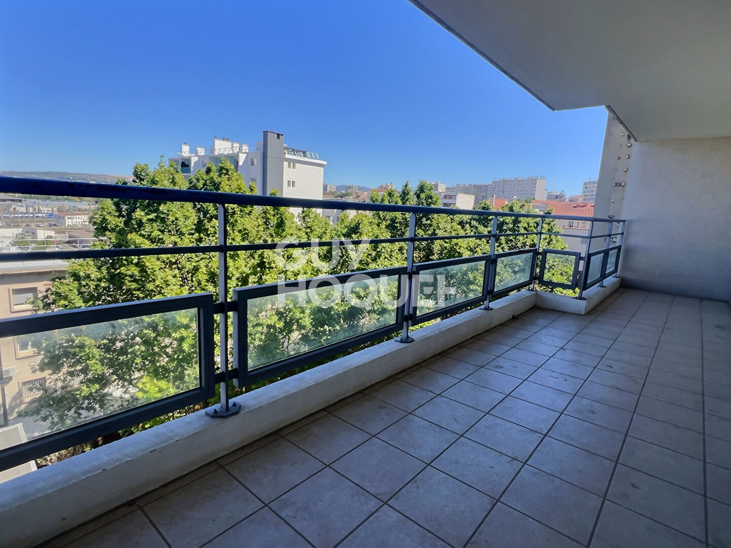 Marseille 1er T3 avec balcon et box fermé à 8 min de la gare Saint-Charles.
