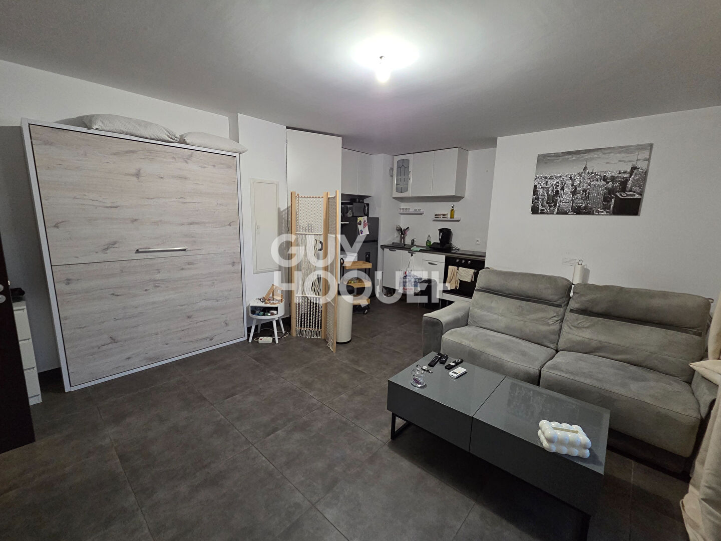 Appartement Marseille T1 de 34 m² avec terrasse de 8 m², ascenseur et climatisation.