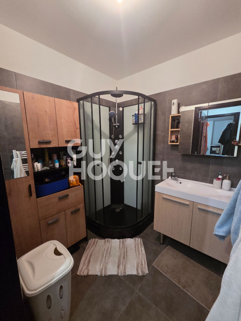 Appartement Marseille T1 de 34 m² avec terrasse de 8 m², ascenseur et climatisation.