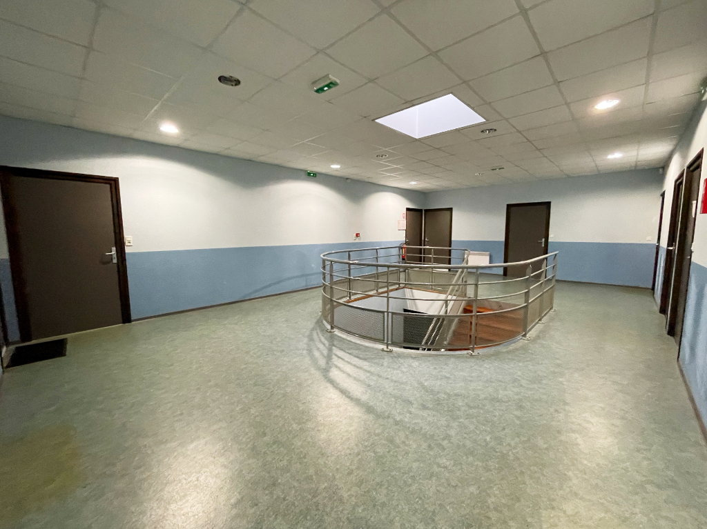 IMMEUBLES DE BUREAUX ET ATELIER DE  2024M2