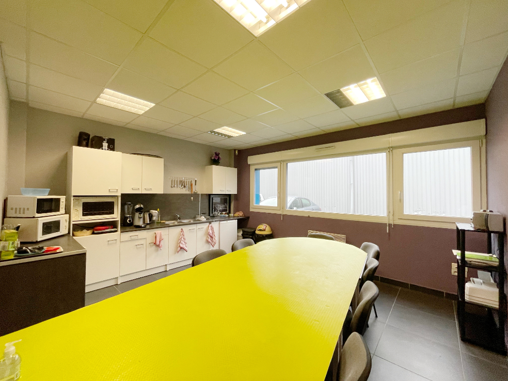 IMMEUBLES DE BUREAUX ET ATELIER DE  2024M2