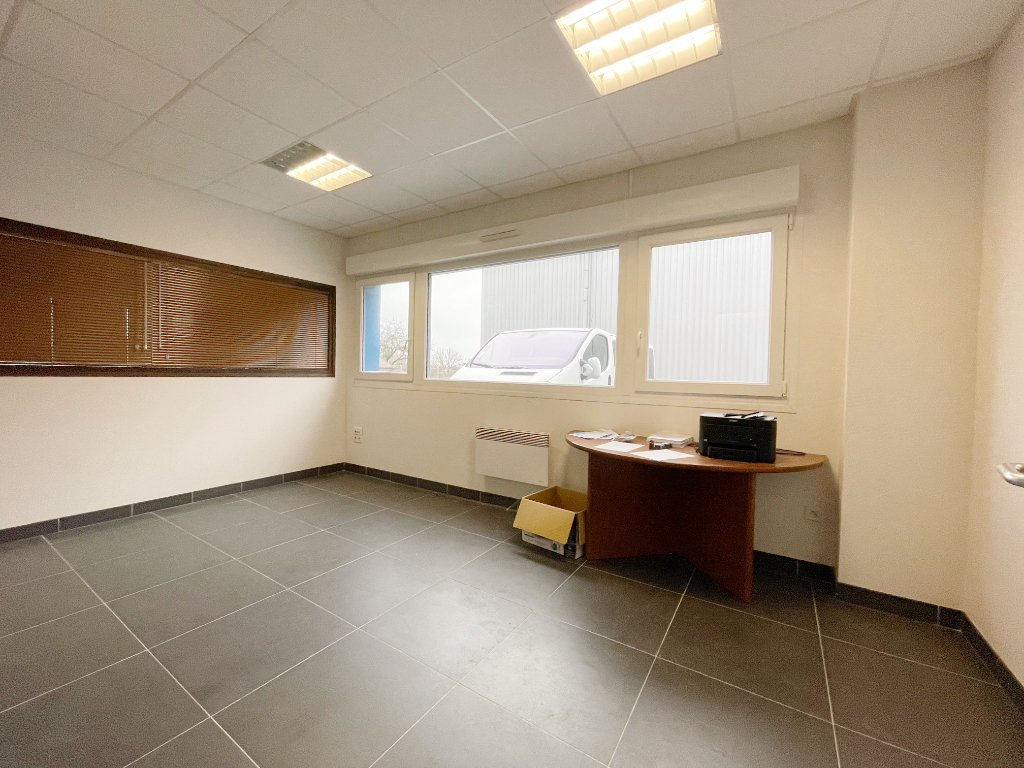 IMMEUBLES DE BUREAUX ET ATELIER DE  2024M2