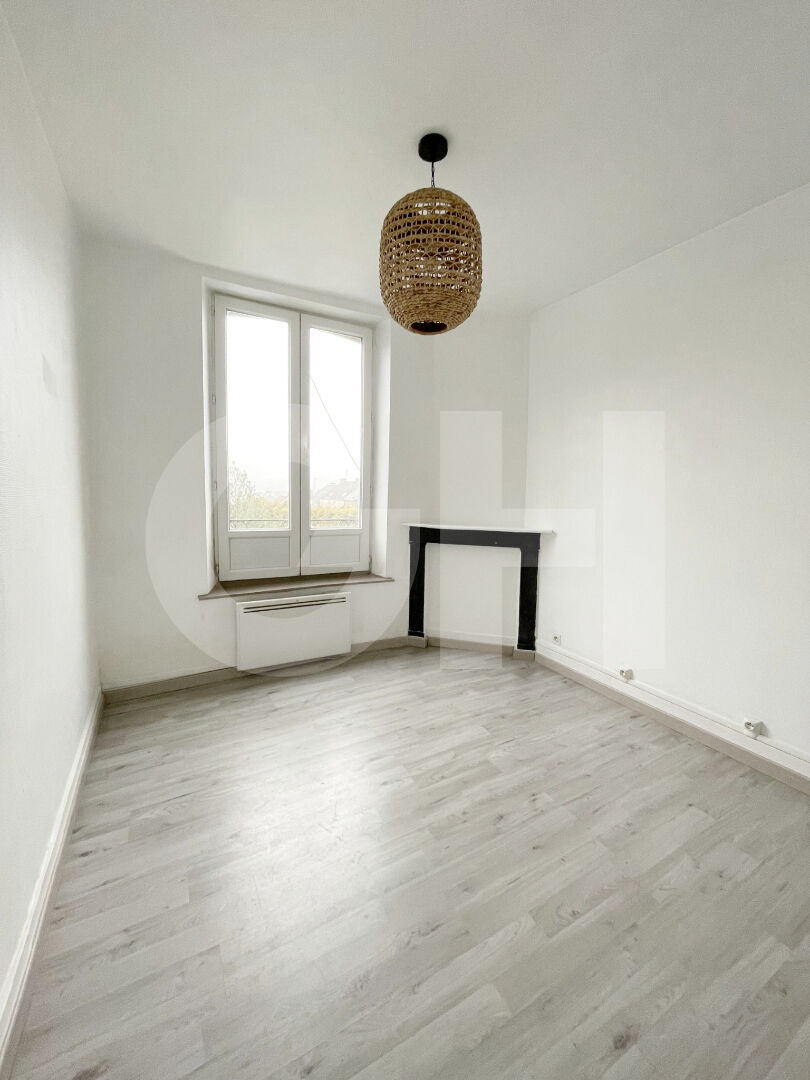 Appartement 5 pièces (107 m²) en location à HAUTMONT