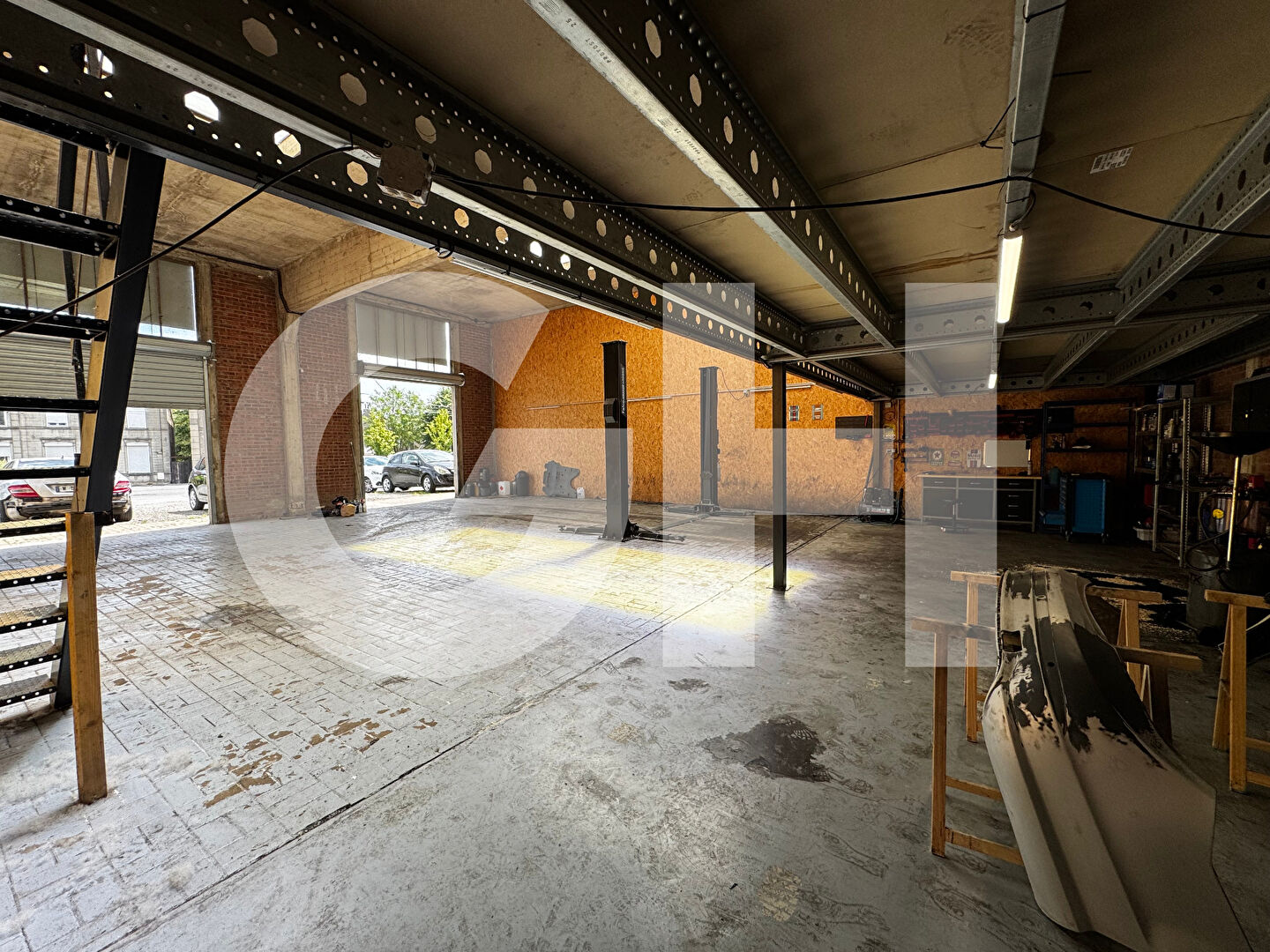 Local avec bureau - 150m²