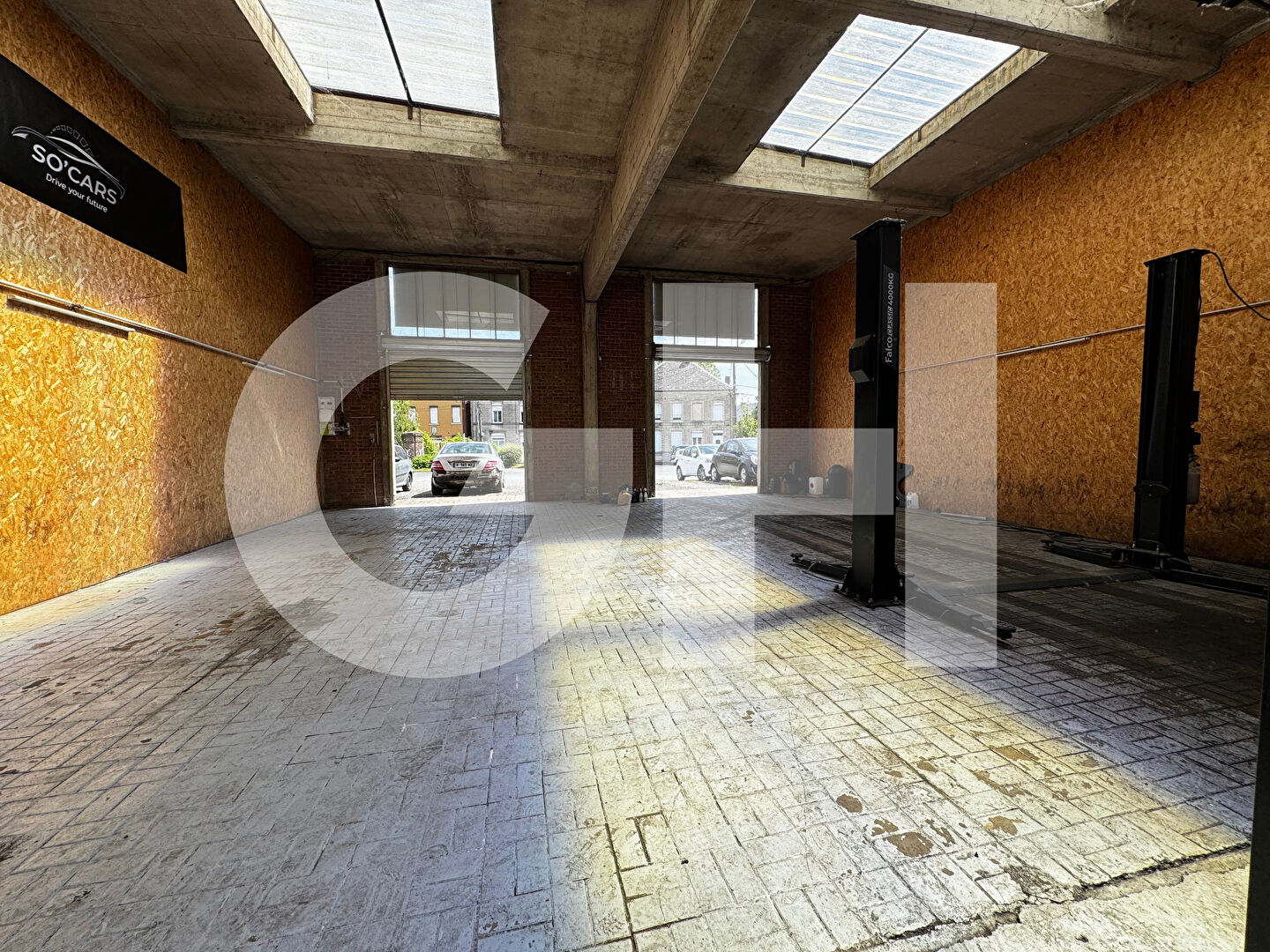 Local avec bureau - 150m²