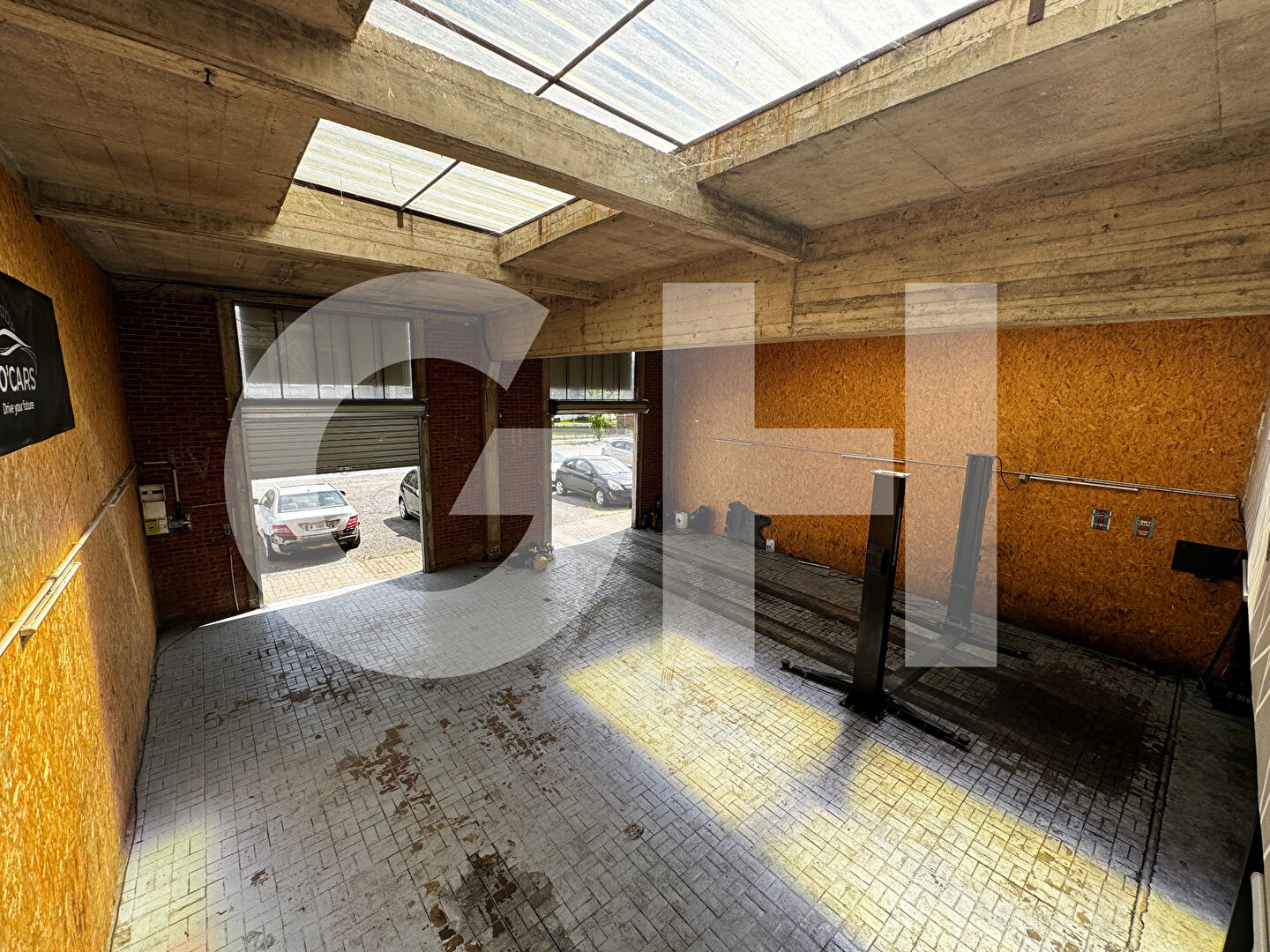 Local avec bureau - 150m²