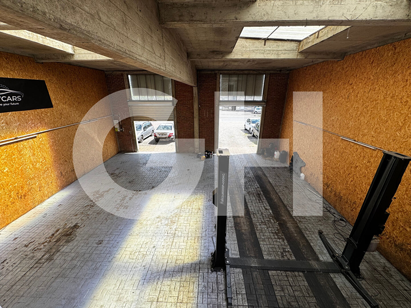 Local avec bureau - 150m²