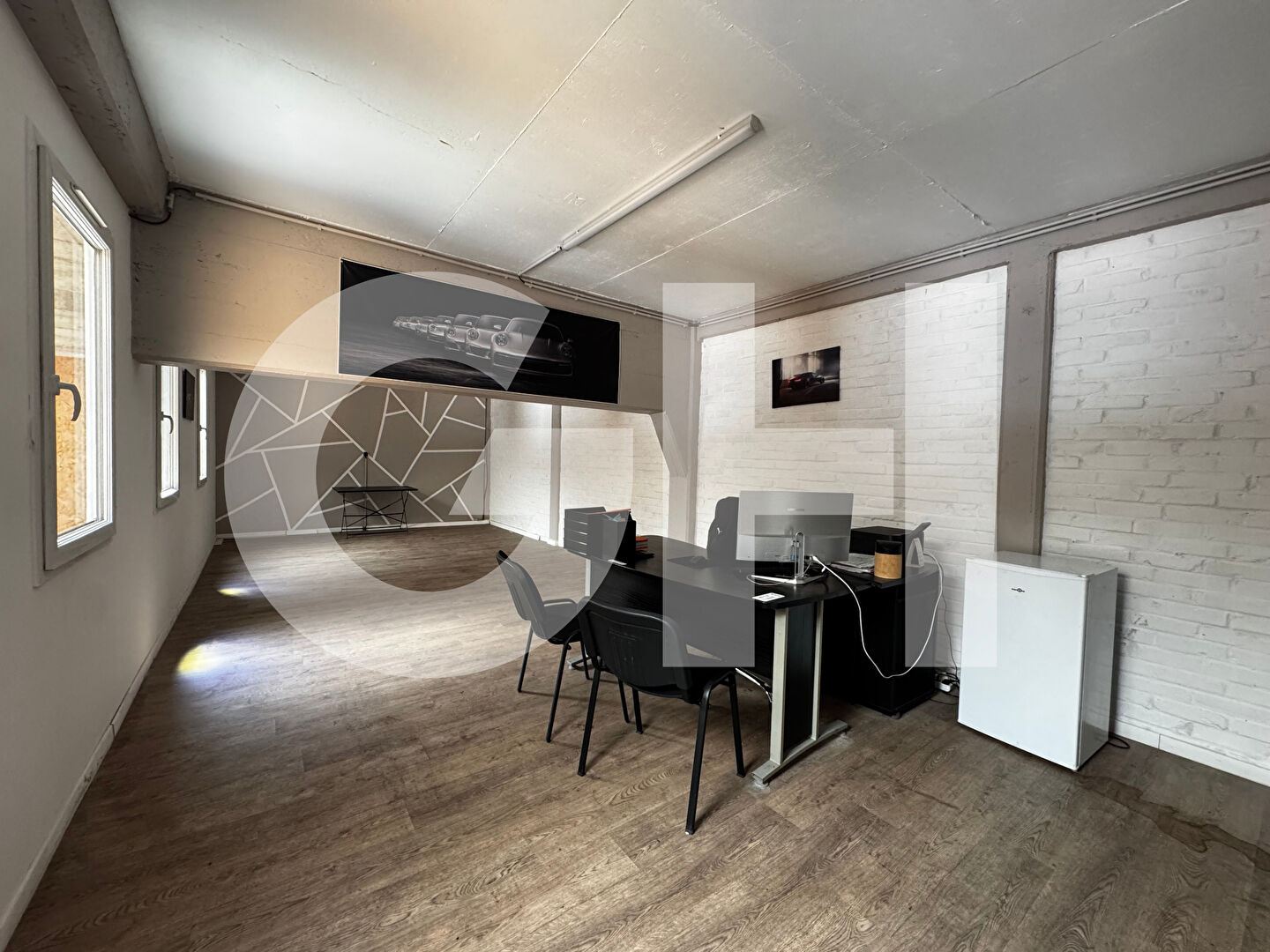 Local avec bureau - 150m²