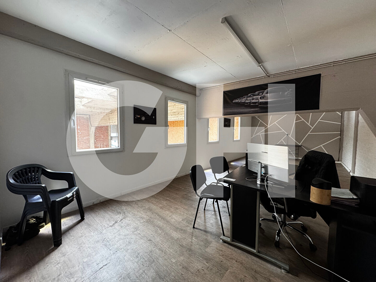Local avec bureau - 150m²
