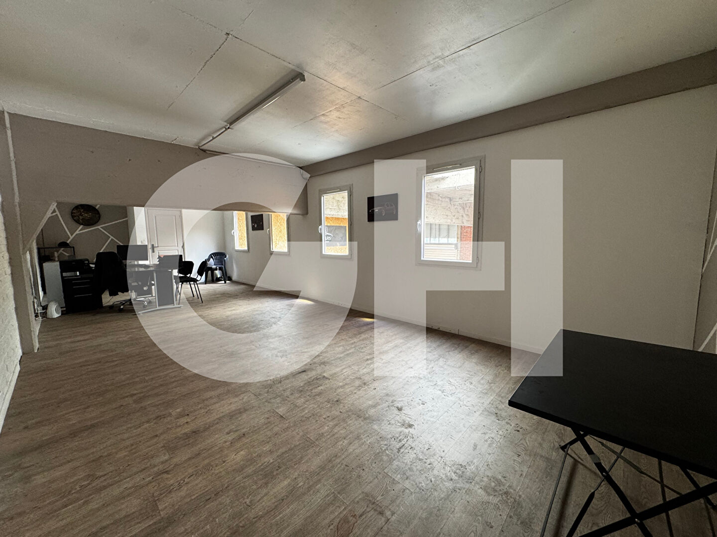 Local avec bureau - 150m²