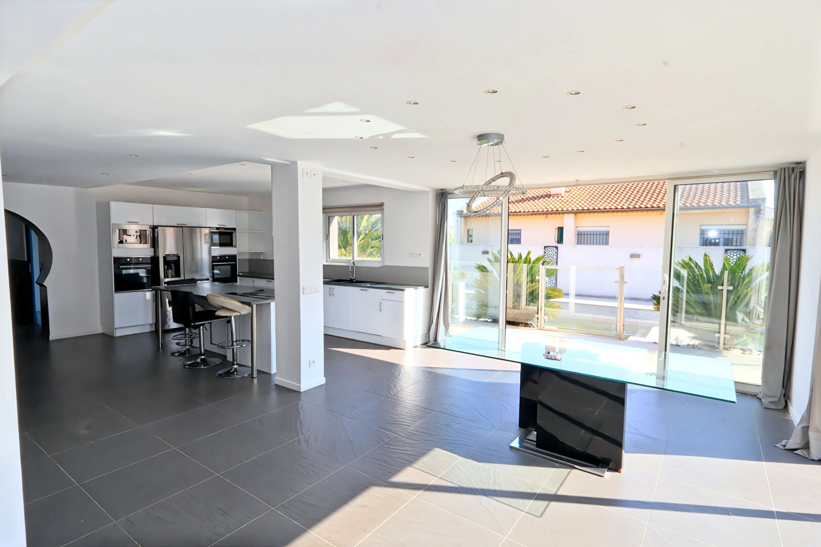 MAUGUIO proche intermarché  Villa 149 m² sur terrain de 478m² - Piscine