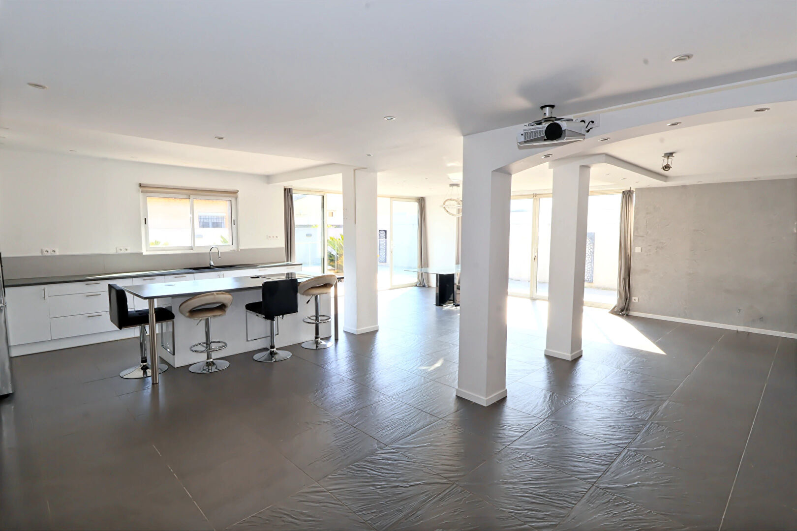 MAUGUIO proche intermarché  Villa 149 m² sur terrain de 478m² - Piscine