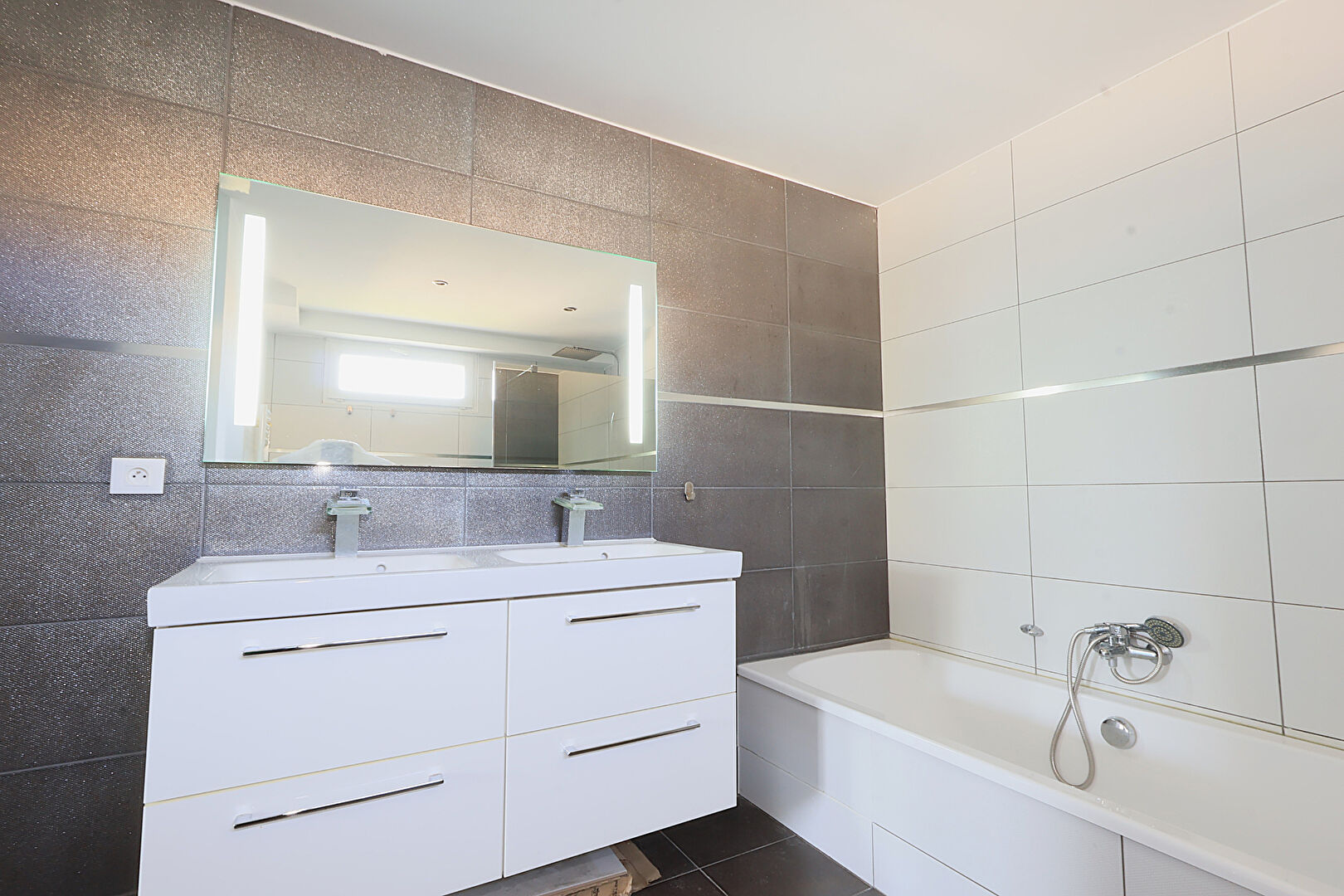 MAUGUIO proche intermarché  Villa 149 m² sur terrain de 478m² - Piscine