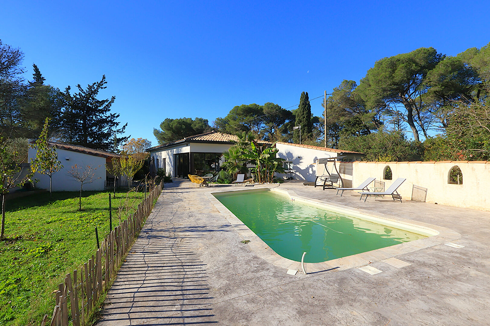 Maison contemporaine à Aubais avec piscine et studio indépendant