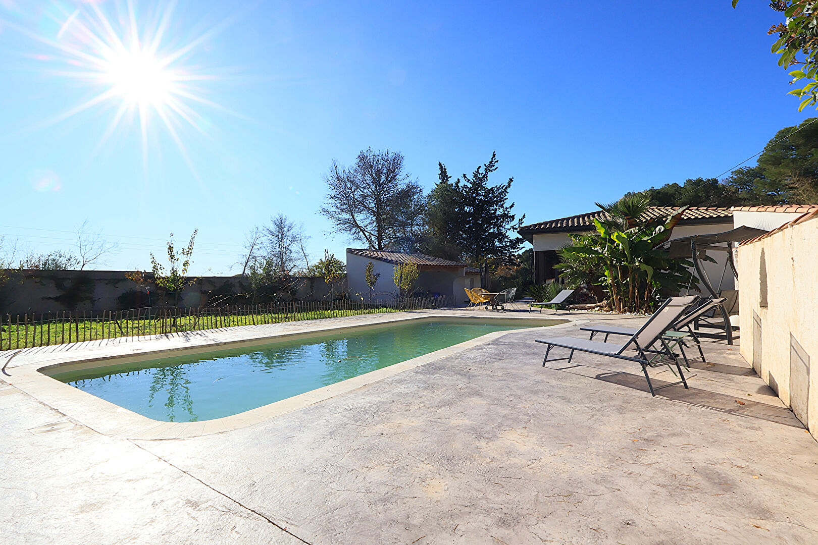 Maison contemporaine à Aubais avec piscine et studio indépendant