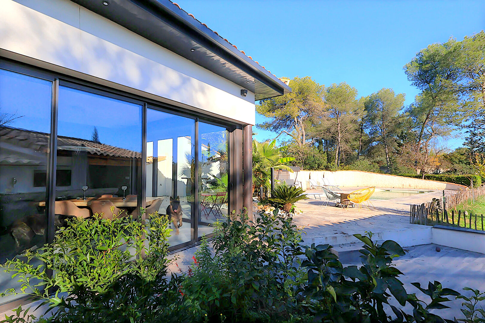 Maison contemporaine à Aubais avec piscine et studio indépendant