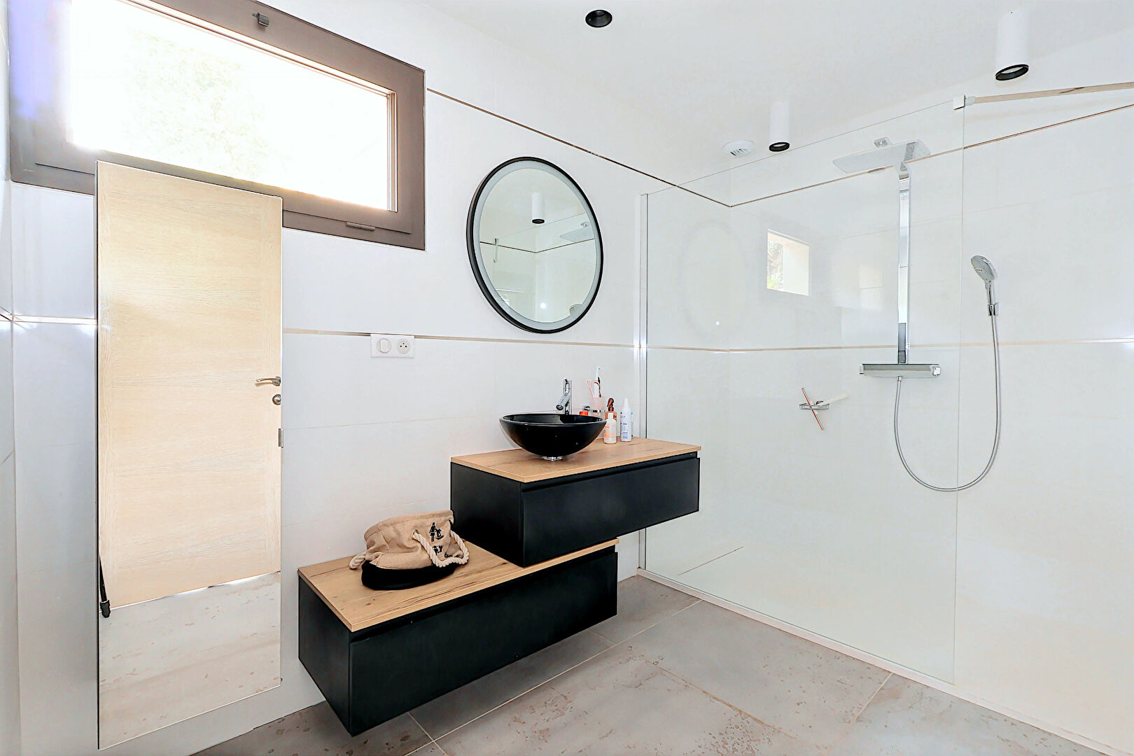 Maison contemporaine à Aubais avec piscine et studio indépendant