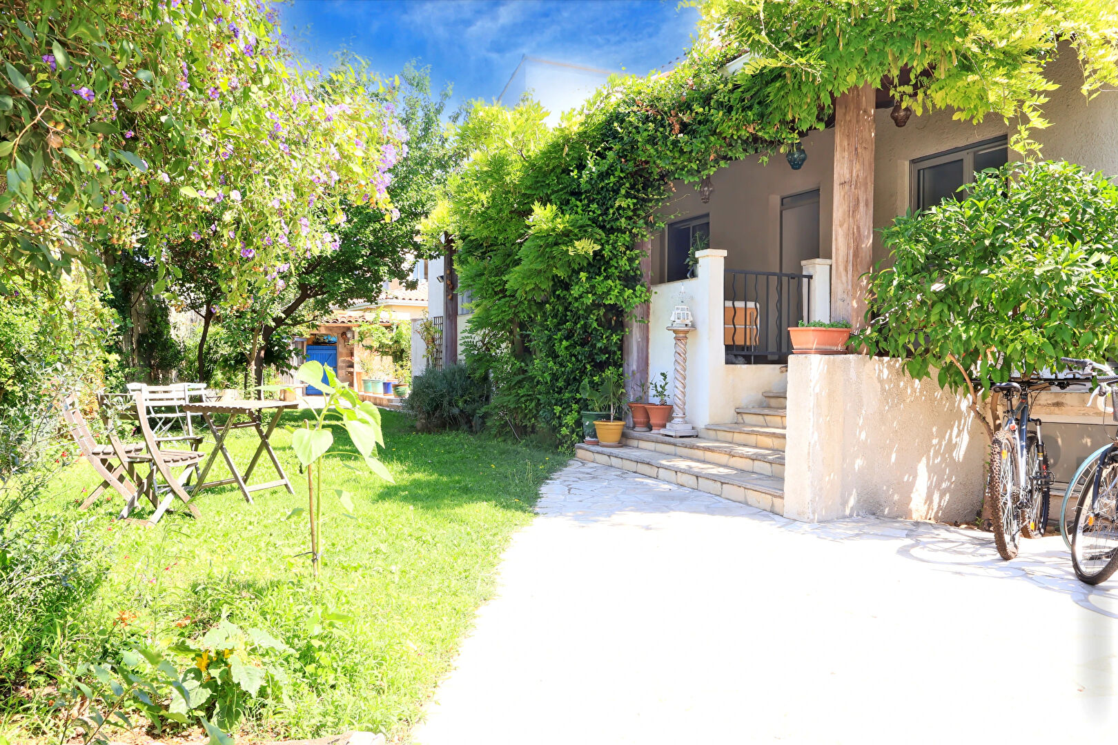 MAUGUIO CENTRE ? Vaste maison familiale avec piscine, jardin et fort potentiel d'aménagement.